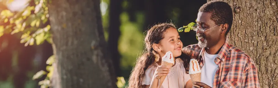 Feliz pai e filha cobertos por seguro de vida