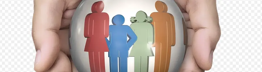 Duas mãos seguram um ovo transparente com figuras humanas multicoloridas simbolizando proteção sobre seguros na comunidade.