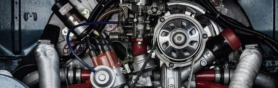 Motor de carro complexo com peças metálicas e cabos relacionado a seguro de veículos.
