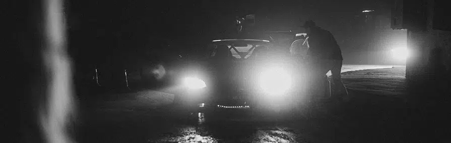 Um veículo circula à noite com seguro automóvel.