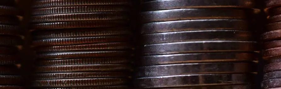 Moedas empilhadas simbolizando poupanças de seguros.